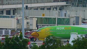 phuket, thailand november 26, 2019 - nok luft boeing 737 hs dbr taxning slutar, phuket internationell flygplats video