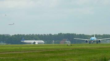 amsterdam, il Olanda luglio 25, 2017 - klm boeing 777 accelerare prima partenza e aria astana airbus a321 girare pista di decollo a 36l polderbaan. nave aeroporto, amsterdam, Olanda video