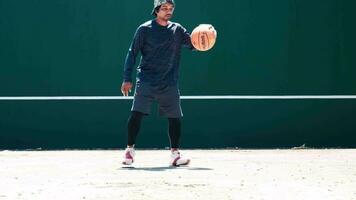 das Konzept von spielen Basketball und Übung. asiatisch Mann Dribbling ein Basketball video