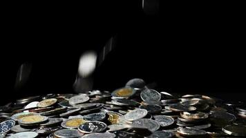 Stapel von Geld und Münzen Das fallen. erhalten Geld von Ersparnisse das Konzept von Speichern Geld video