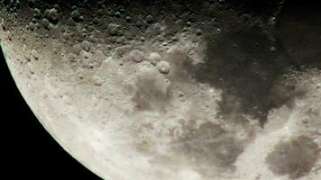 Luna en oscuro nublado noche. nubes paso por el fantasma lunar para horror Película (s. video