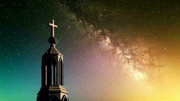 Kruzifix auf der Spitze einer christlichen Kirche vor dem Hintergrund der Milchstraße. Konzept von Gott und Hoffnung video