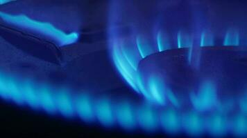 crisis energética y gas natural en europa. luz azul causada por el gas natural utilizado en los hogares y el calentamiento de la casa. video