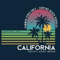 California verano vibraciones solamente , surf playa paraíso. puesta de sol verano palma árboles, California playa gráfico impresión diseño para t camisa, póster, pegatina y otros. verano playa vector ilustración.