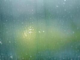 cerca arriba agua lluvia soltar manchar en ventana vaso resumen antecedentes imagen, ai generativo foto