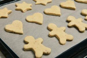 de cerca de puesto fuera pan de jengibre galletas en un Pastelería estante. Cocinando proceso. Navidad preparativos. 25 diciembre, foto