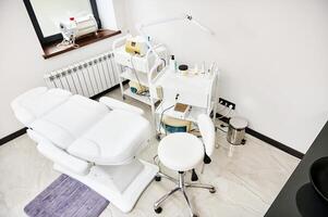 alto ángulo ver de un contemporáneo cosmetología habitación con profesional equipo en dermatología y cosmetología spa clínica foto