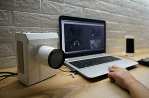 atención en moderno profesional portátil radiografía máquina usado en odontología en el antecedentes de médico mano en teclado de ordenador portátil con dental panorámico radiografía en pantalla monitor dando un en línea consulta foto