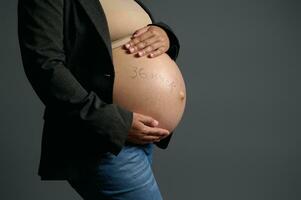 de cerca embarazada barriga con tramo marcas, en el embarazo 36 semana. esperando bebé. el embarazo. maternidad. parto. foto