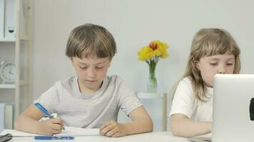 frère aide le sien plus jeune sœur à faire sa devoirs. video