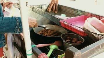 un típico bocadillo desde el ciudad de magelang kue piscok con plátano chocolate video