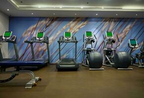 aptitud centrar interior con rueda de andar. moderno gimnasio interior con equipo. foto