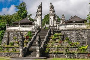 pura penataran agung lempuyang en el Pendiente de montar lempuyang en karangasem, bali foto