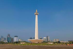 nacional Monumento en pie en el medio de el Merdeka cuadrado, un grande cuadrado situado en el centrar de Jacarta, Indonesia foto