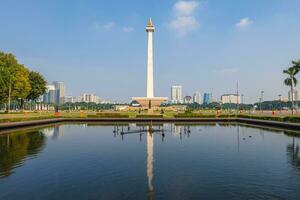 nacional Monumento en pie en el medio de el Merdeka cuadrado, un grande cuadrado situado en el centrar de Jacarta, Indonesia foto