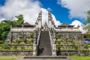 pura penataran agung lempuyang en el Pendiente de montar lempuyang en karangasem, bali foto