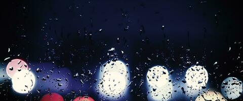 lluvia soltar en ventana vaso de café tienda y borroso ciudad vida antecedentes. lluvioso temporada y borroso personas ciudad día vida o bokeh noche luces fuera de ventana. café tienda ventana cubierto con lluvia agua foto