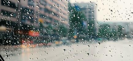 lluvia ducha en coche parabrisas o coche ventana y borroso la carretera en antecedentes. foto