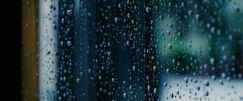 lluvia soltar en ventana vaso de café tienda y borroso ciudad vida antecedentes. lluvioso temporada y borroso personas ciudad día vida o bokeh noche luces fuera de ventana. café tienda ventana cubierto con lluvia agua foto