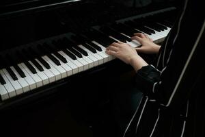 hermosa asiático niña aprender a jugar piano. foto