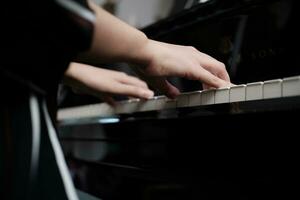 hermosa mujer jugando piano, aprender a jugar piano. foto