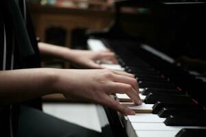 hermosa asiático niña aprender a jugar piano. foto