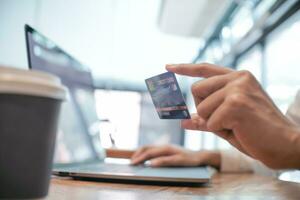 mujer participación crédito tarjeta y utilizando ordenador portátil computadora. en línea compras concepto. foto