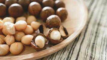 orgánico macadamia tuerca. macadamia nueces son agrietado y horneado a gusto extremadamente delicioso superalimento Fresco natural sin cáscara sin sal crudo macadamia y sano comida concepto foto