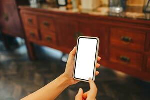 De las mujeres manos participación célula teléfono blanco Copiar espacio pantalla. teléfono inteligente con blanco blanco pantalla aislado en blanco antecedentes . inteligente teléfono con tecnología concepto foto