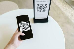 qr código pago. mi billetera. hombre exploración etiqueta aceptado generar digital pagar sin escaneo de dinero qr código en línea compras sin efectivo pago y verificación tecnología concepto. foto