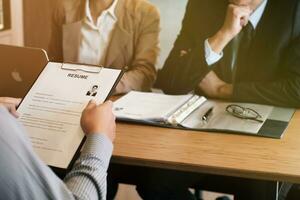 examinador leyendo un currículum durante trabajo entrevista a oficina negocio y humano recursos concepto foto