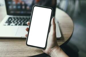 De las mujeres manos participación célula teléfono blanco Copiar espacio pantalla. teléfono inteligente con blanco blanco pantalla aislado en blanco antecedentes . inteligente teléfono con tecnología concepto foto