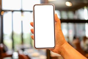 De las mujeres manos participación célula teléfono blanco Copiar espacio pantalla. teléfono inteligente con blanco blanco pantalla aislado en blanco antecedentes . inteligente teléfono con tecnología concepto foto