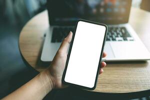 De las mujeres manos participación célula teléfono blanco Copiar espacio pantalla. teléfono inteligente con blanco blanco pantalla aislado en blanco antecedentes . inteligente teléfono con tecnología concepto foto