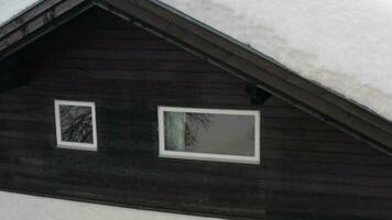 sneeuw Aan de dak van een huis video