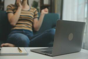 el retrato de una joven mujer asiática independiente está trabajando en su trabajo en una tableta de computadora en una oficina moderna. hacer un informe de análisis contable datos de inversión inmobiliaria, concepto de sistemas financieros y fiscales. foto