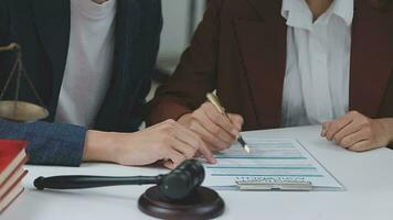 concept de justice et de droit. juge masculin dans une salle d'audience avec le marteau, travaillant avec, clavier d'ordinateur et d'accueil, lunettes, sur table à la lumière du matin video