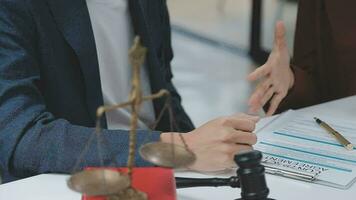 concept de justice et de droit. juge masculin dans une salle d'audience avec le marteau, travaillant avec, clavier d'ordinateur et d'accueil, lunettes, sur table à la lumière du matin video