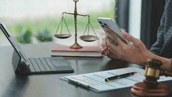 concept de justice et de droit. juge masculin dans une salle d'audience avec le marteau, travaillant avec, clavier d'ordinateur et d'accueil, lunettes, sur table à la lumière du matin video