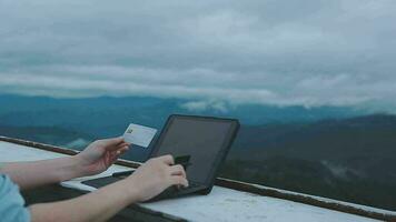 online betaling, jong vrouw Holding credit kaart en typen Aan laptop video