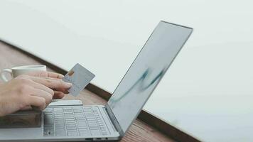online betaling, jong vrouw Holding credit kaart en typen Aan laptop video