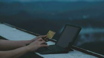 en ligne paiement, Jeune femme en portant crédit carte et dactylographie sur portable video