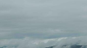 Montagne intervalle avec visible silhouettes par le Matin bleu brouillard. video