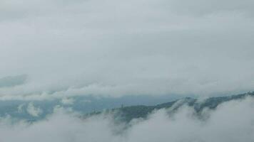 montagna gamma con visibile sagome attraverso il mattina blu nebbia. video