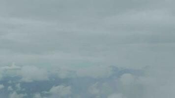 Montagne intervalle avec visible silhouettes par le Matin bleu brouillard. video