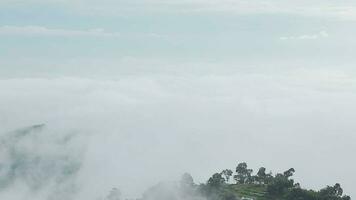 montagna gamma con visibile sagome attraverso il mattina blu nebbia. video