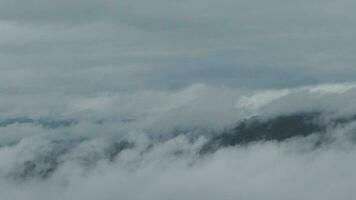 montagna gamma con visibile sagome attraverso il mattina blu nebbia. video