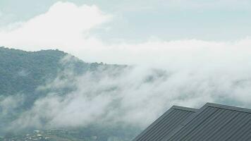 montagna gamma con visibile sagome attraverso il mattina blu nebbia. video