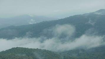 montagna gamma con visibile sagome attraverso il mattina blu nebbia. video