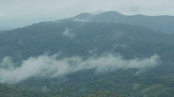 montagna gamma con visibile sagome attraverso il mattina blu nebbia. video